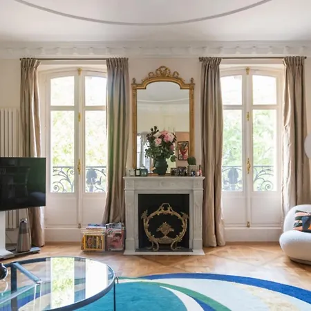 Spacious For A Pleasant In Parigi